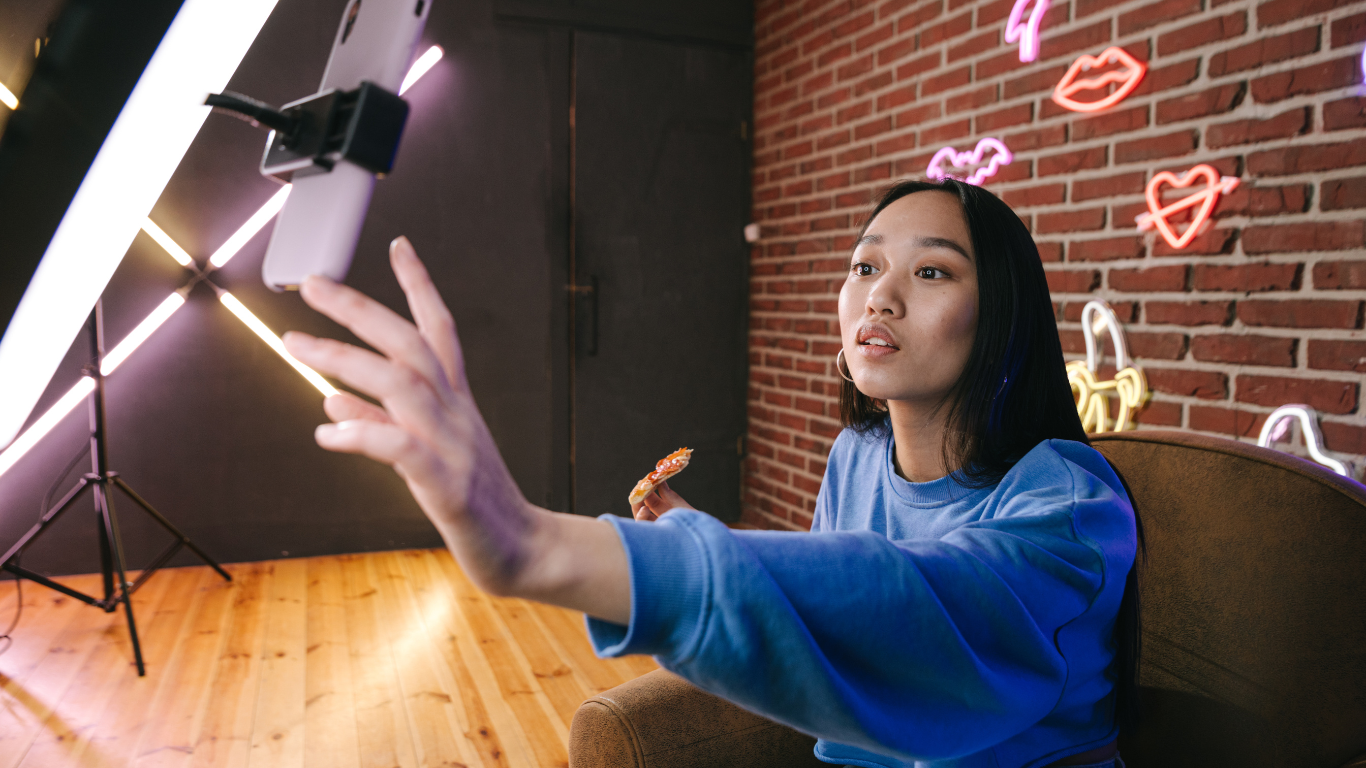 Influencer Marketing: Sử dụng sức ảnh hưởng của người nổi tiếng (KOL & KOC) để xây dựng thương hiệu và tiếp cận khách hàng